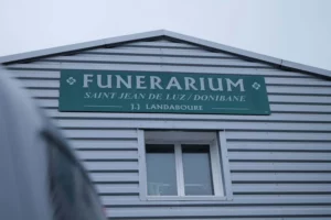 Plaque de la façade du Funérarium Saint Jean de Luz J.J Landaboure.