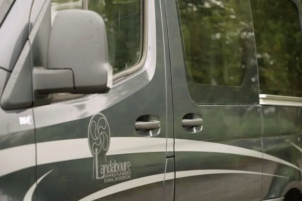 Détail du véhicule de transport des Pompes Funèbres Landaboure.
