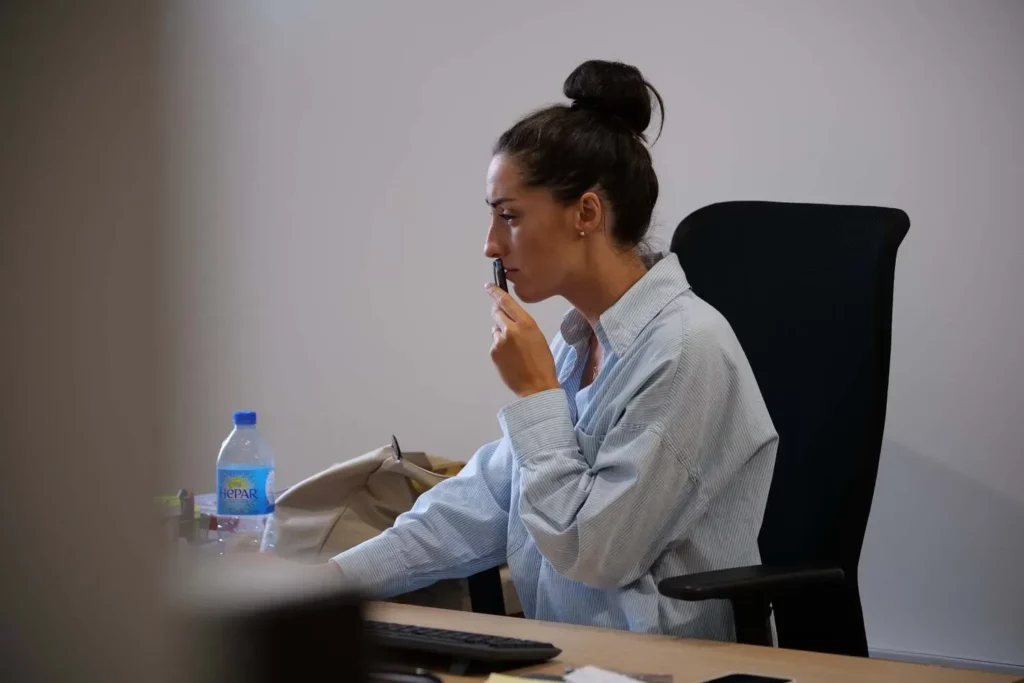 Employée d'agence funéraire concentrée sur son poste de travail.