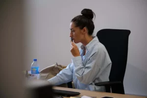 Employée d'agence funéraire concentrée sur son poste de travail.
