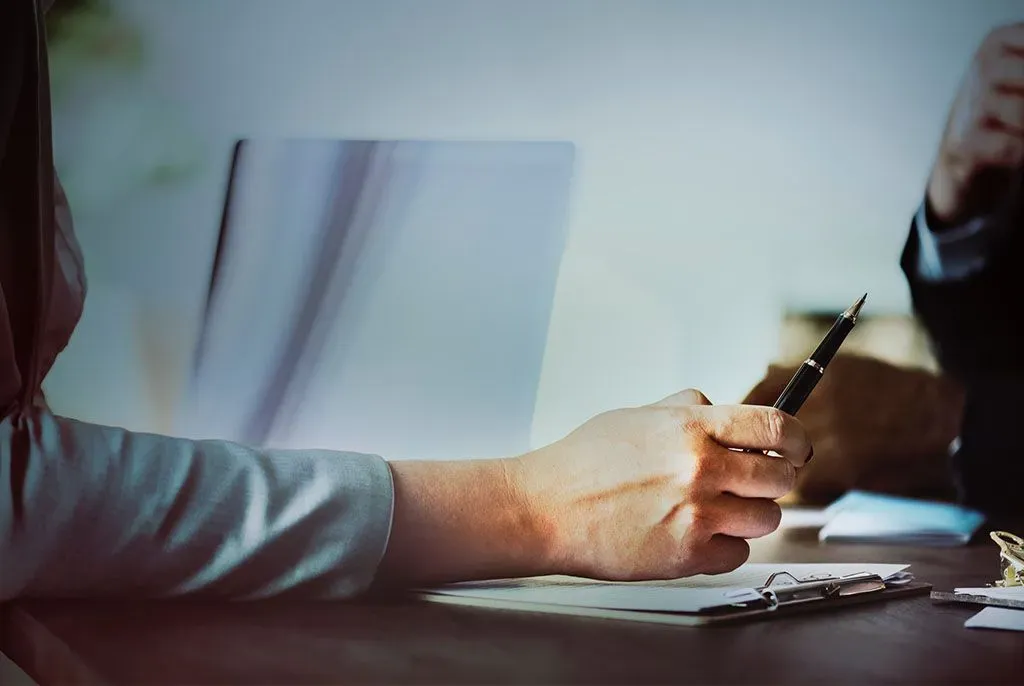 Rédaction d'un avis de décès ou d'un contrat par un professionnel.